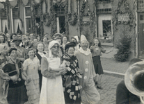 602936 Afbeelding van een buurtfeest op de Nicolaasweg te Utrecht.